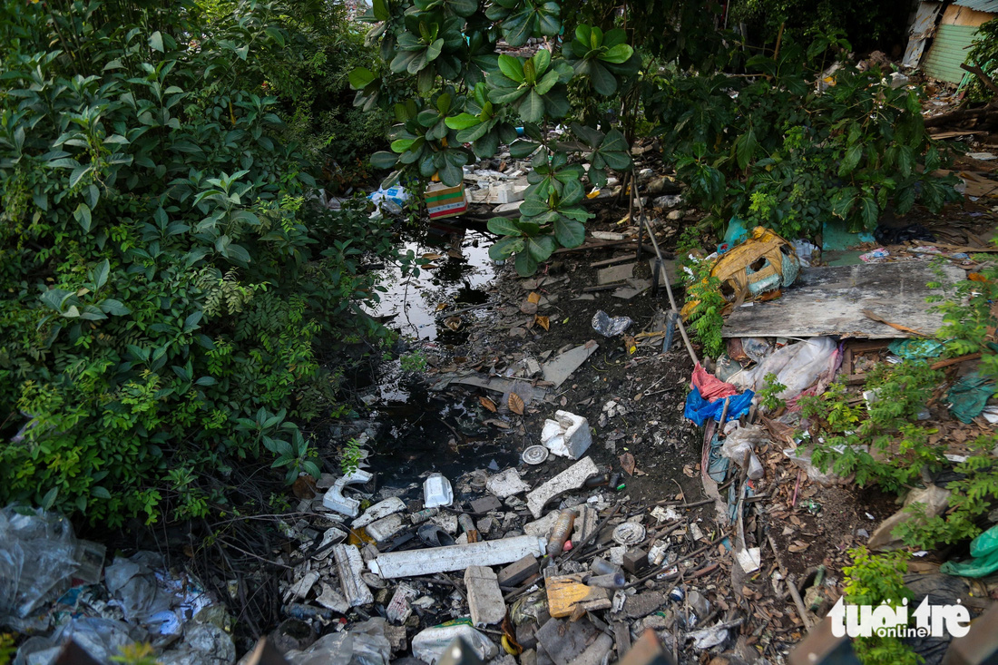 Nhiều đoạn kênh nhỏ xung quanh trở nên ô nhiễm bởi rác thải, người dân hằng ngày phải chịu cảnh sống chung.