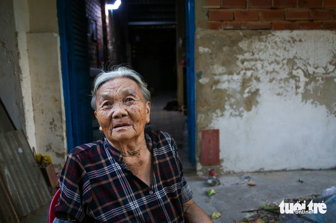 Hơn 80 tuổi, sống ở khu vực này cả đời người, bà Năm Nữ vẫn luôn mong ngóng căn nhà của gia đình được đền bù thỏa đáng, để có cuộc sống ổn định với con cháu.