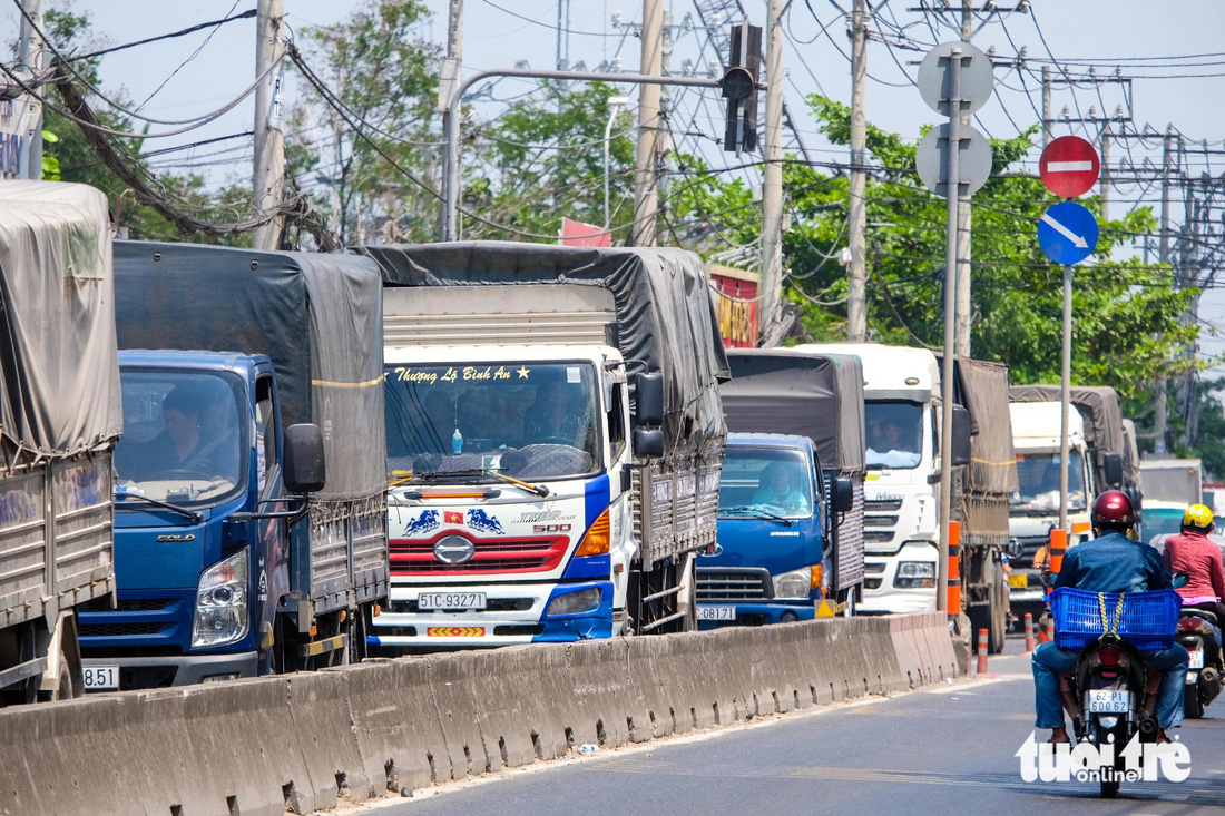 Dòng xe xếp hàng nhích từng chút một trên đường Nguyễn Văn Bứa, hướng TP.HCM đi Long An - Ảnh: PHƯƠNG NHI