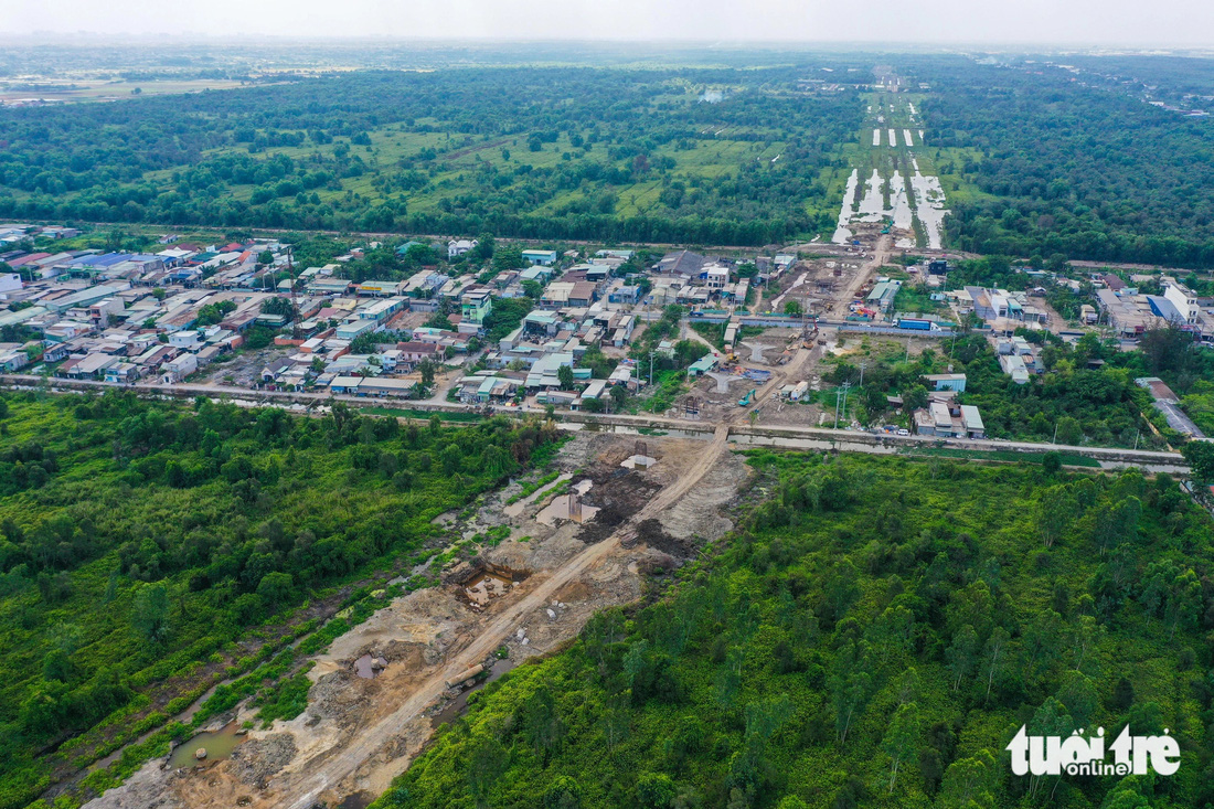 Trên đường Nguyễn Văn Bứa có gói thầu XL8 của dự án đường vành đai 3 TP.HCM triển khai thi công, đang dần thành hình - Ảnh: PHƯƠNG NHI