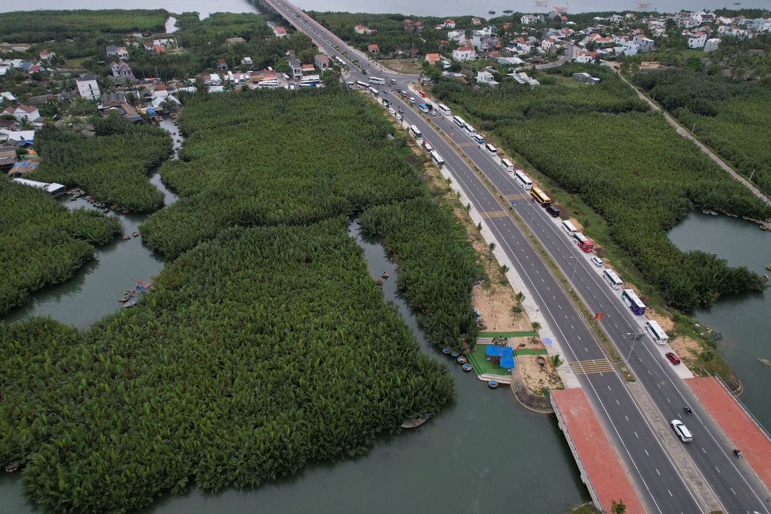 Đại lộ Võ Chí Công nối Đà Nẵng vào Quảng Nam đi qua rừng dừa Cẩm Thanh - Ảnh: B.D.