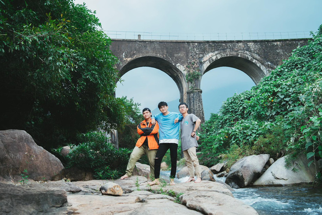 Núi Hải Vân với những dòng thác đẹp là nơi mà các bạn trẻ Đà Nẵng tìm về sau những ngày làm việc vất vả