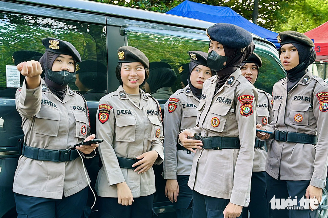 Những nữ cảnh sát Indonesia làm nhiệm vụ - Ảnh: NGUYÊN KHÔI
