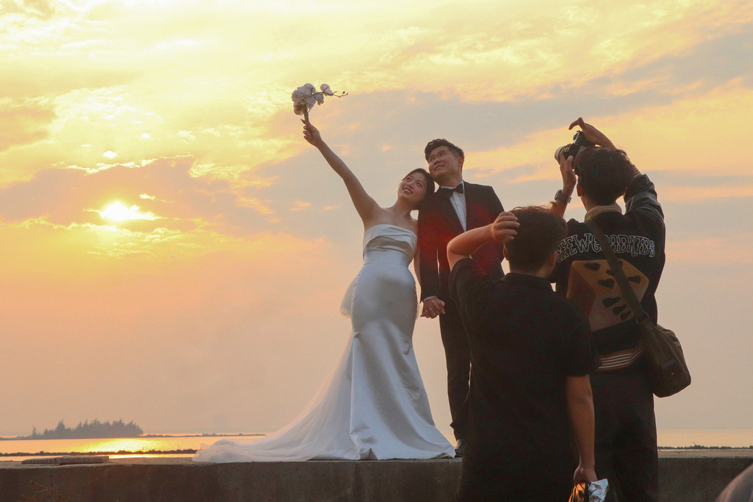 Nhiều cặp đôi đã tìm đến bãi biển ở Sơn Trà để ghi lại những khoảnh khắc đẹp của đời mình