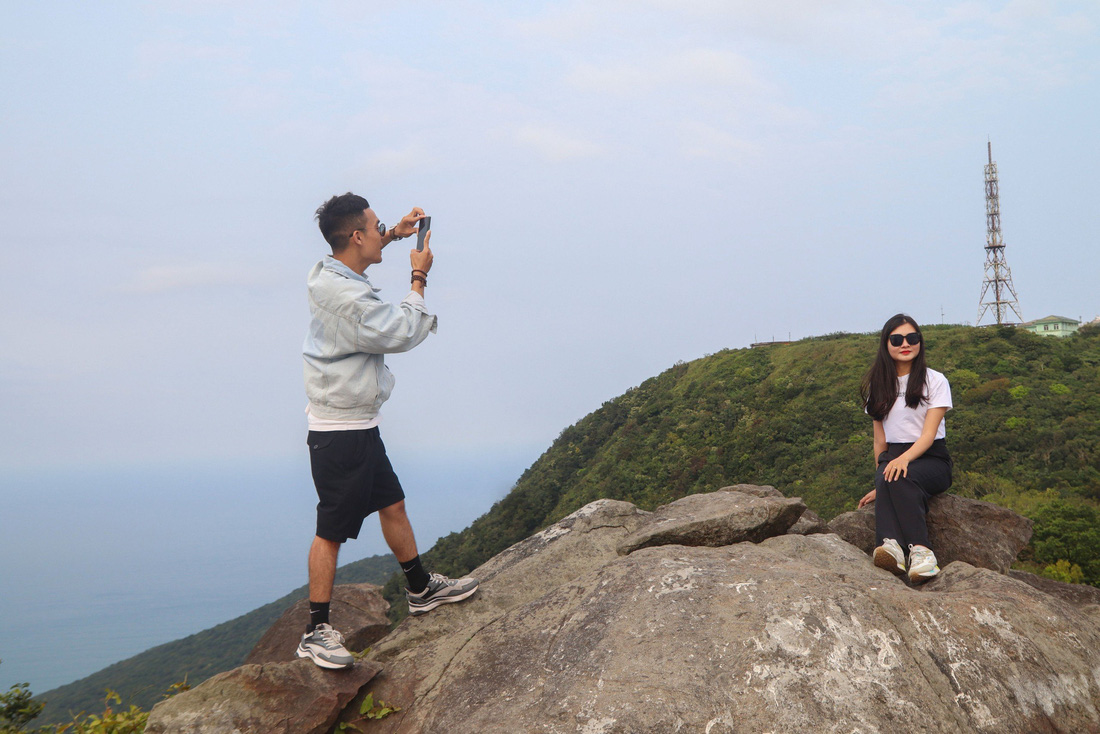 Đỉnh Sơn Trà, nơi có nhiều góc ảnh cực đẹp được giới trẻ tìm đến để ghi hình