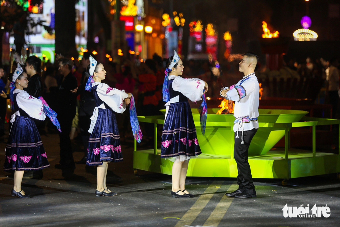Sinh viên biểu diễn trong trang phục truyền thống của Nga - Ảnh: PHƯƠNG QUYÊN