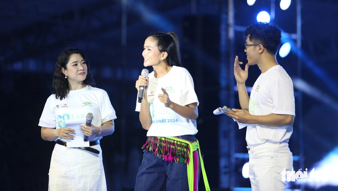 Hoa hậu Hoàn vũ Việt Nam 2017 H'Hen Nie tham dự sự kiện tắt đèn nhân Giờ Trái đất ngày 23-3 tại TP.HCM - Ảnh: PHƯƠNG QUYÊN