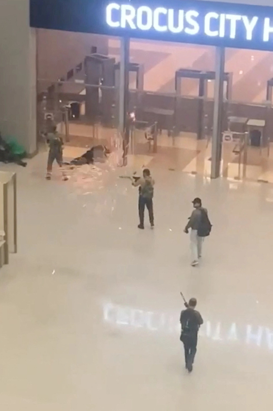 Ảnh chụp màn hình camera an ninh cho thấy các tay súng đang tấn công người dân tại Crocus Hall - Ảnh: RBC