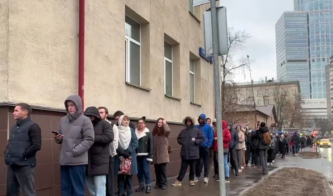 Người dân thủ đô Matxcơva xếp hàng dài từ sớm để hiến máu phục vụ công tác điều trị các nạn nhân trong vụ xả súng - Ảnh: RIA NOVOSTI