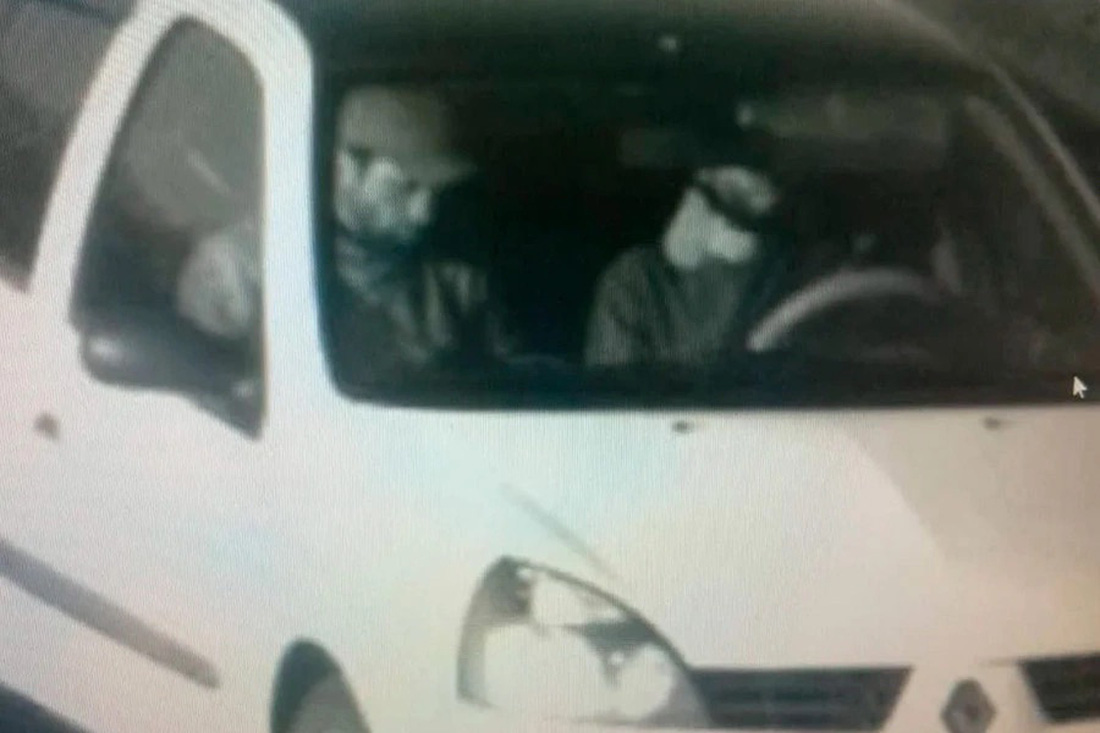 Ảnh chụp màn hình camera an ninh cho thấy ít nhất hai hung thủ tẩu thoát trên một xe hơi màu trắng hiệu Renault - Ảnh: RBC