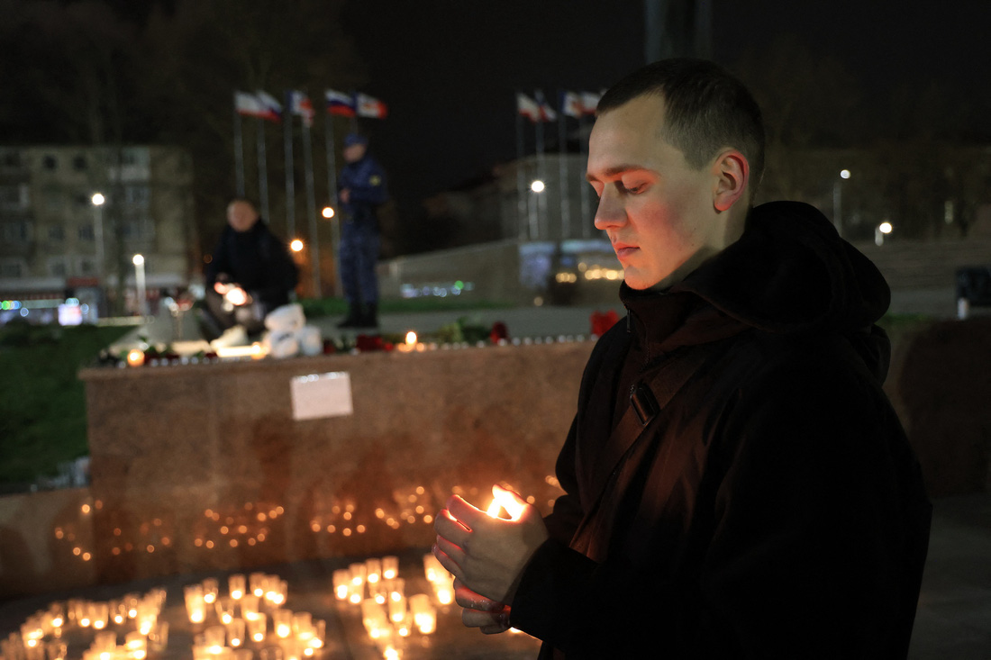 Người dân Crimea thắp nến tưởng niệm các nạn nhân vụ xả súng ngay trong đêm 22-3 - Ảnh: AFP