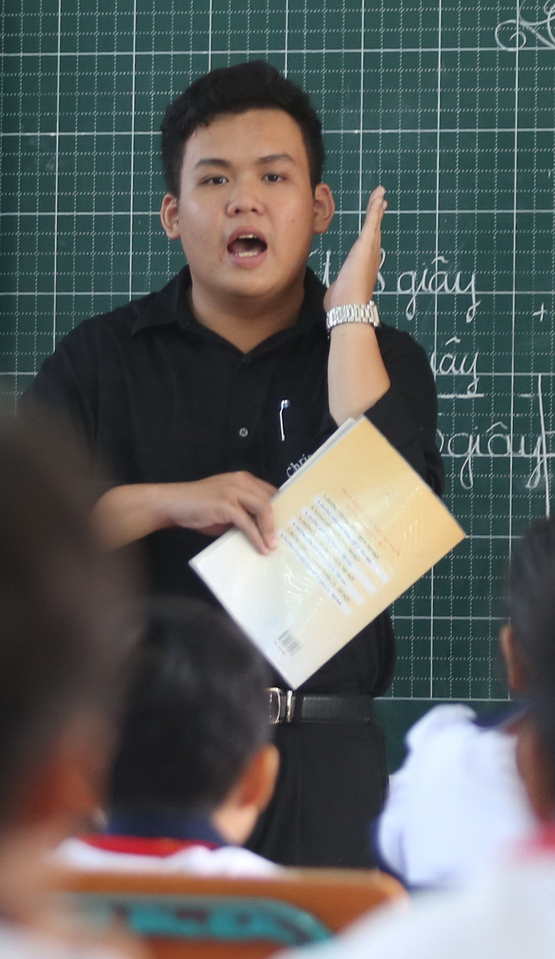 Thiên Bảo, sinh viên nam duy nhất trong nhóm, căng thẳng khi lần đầu tiên đứng trên bục giảng dạy cho học sinh lớp 5