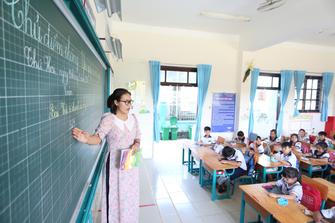 Cẩm Quỳnh, nhà giáo tương lai, tâm sự: ”Lần đầu thực tập đứng trên bục giảng cảm giác rất hồi hộp”