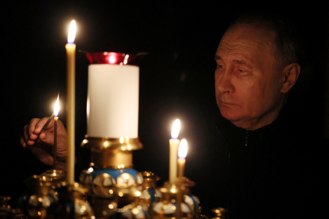 Tổng thống Nga Vladimir Putin thắp nến tưởng niệm cho các nạn nhân tại một nhà thờ ở điền trang Novo-Ogaryovo, thuộc quận Odintsovsky, vùng Matxcơva tối 24-3 - Ảnh: REUTERS