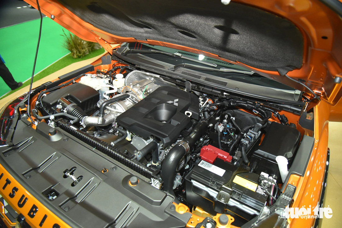 Mitsubishi Triton Athlete được trang bị động cơ mới bi-turbo 2.4L, có công suất 204 mã lực và mô-men xoắn cực đại 470Nm, mạnh gần tương đương Ranger Wildtrak và Raptor (207 mã lực và 500 Nm). Xe cung cấp tùy chọn dẫn động cầu đơn hoặc hai cầu. Triton Athlete có tới 7 chế độ lái khác nhau. Trong khi đó, phiên bản Triton 2024 tiêu chuẩn cung cấp động cơ 2.4L với công suất 184 mã lực và mô-men xoắn 430Nm, đi kèm là hộp số tự động 6 cấp cho bản cao cấp nhất.