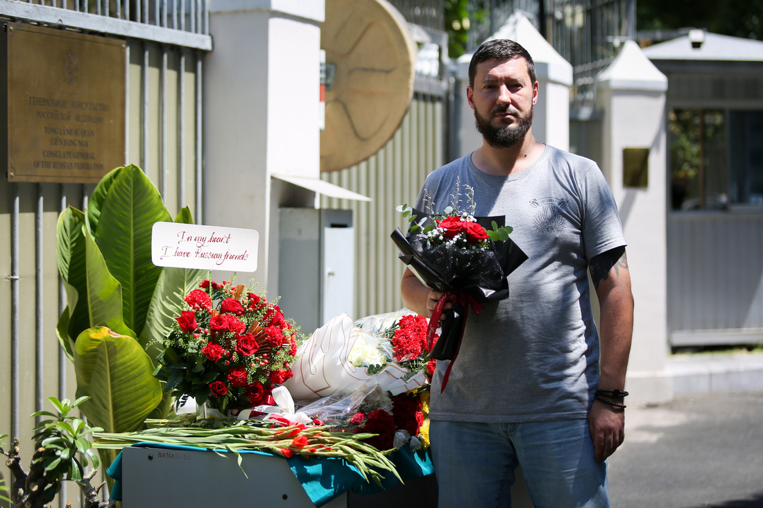 Anh Konstantin, một người Nga đã sống ở TP.HCM hai năm, đến đặt hoa tưởng niệm tại Tổng lãnh sự quán Nga - Ảnh: PHƯƠNG QUYÊN