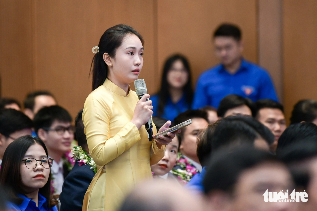 Doanh nhân trẻ Lê Thị Hồng đặt câu hỏi thời gian tới có giải pháp gì để kết nối liên thông các dịch vụ từ dữ liệu quốc gia nhằm tạo điều kiện thuận lợi cho các doanh nghiệp trẻ khai thác, sử dụng trong quá trình vận hành doanh nghiệp 