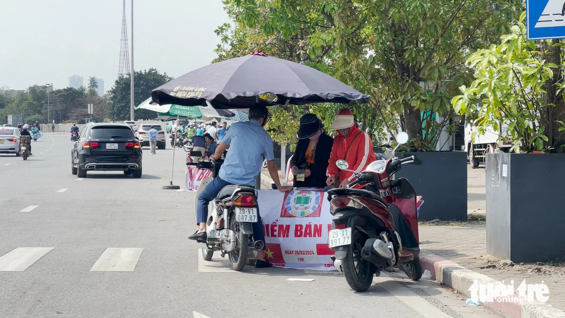 Dọc tuyến đường Lê Quang Đạo có hàng loạt điểm bán vé chợ đen 