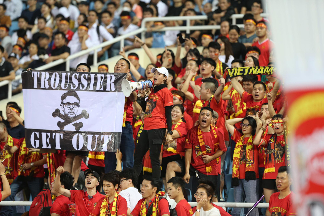 Hội CĐV bóng đá Việt Nam đòi HLV Troussier ra đi - Ảnh: HOÀNG TÙNG