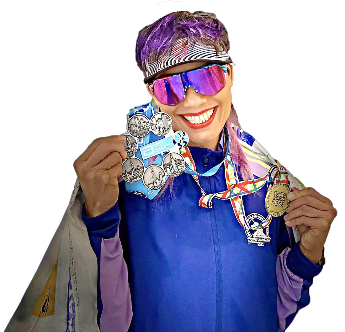 Chị Tiểu Phương và bộ sưu tập sáu huy chương ở sáu giải marathon danh giá nhất thế giới - Ảnh: NVCC