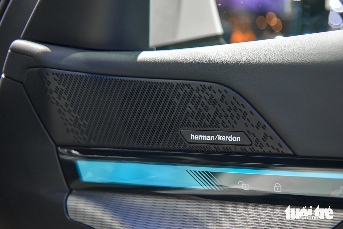 Phiên bản 520d M Sport Pro được trang bị dàn âm thanh 12 loa Harman Kardon. Trong khi đó, bản 530e M Sport Pro sở hữu dàn loa Bowers & Wilkins cao cấp.