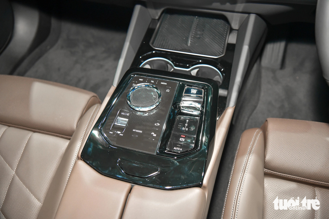 BMW 5-Series mới có khả năng tự vận hành ở tốc độ dưới 137km/h, chuyển làn khi người dùng nhìn vào gương bên để xác nhận thao tác gợi ý bởi hệ thống. Hệ thống đỗ xe tự động là trang bị tiêu chuẩn.