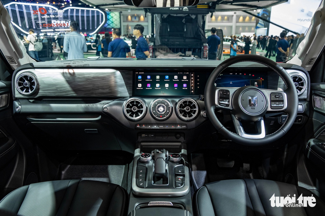 Khoang nội thất dễ gợi nhớ tới Mercedes-AMG G 63 với màn hình trung tâm và màn hình sau vô lăng nối liền, vô lăng 3 chấu hay cửa gió điều hòa kiểu động cơ tua bin. Màn hình trung tâm và màn hình sau vô lăng đồng kích thước 12,3 inch.