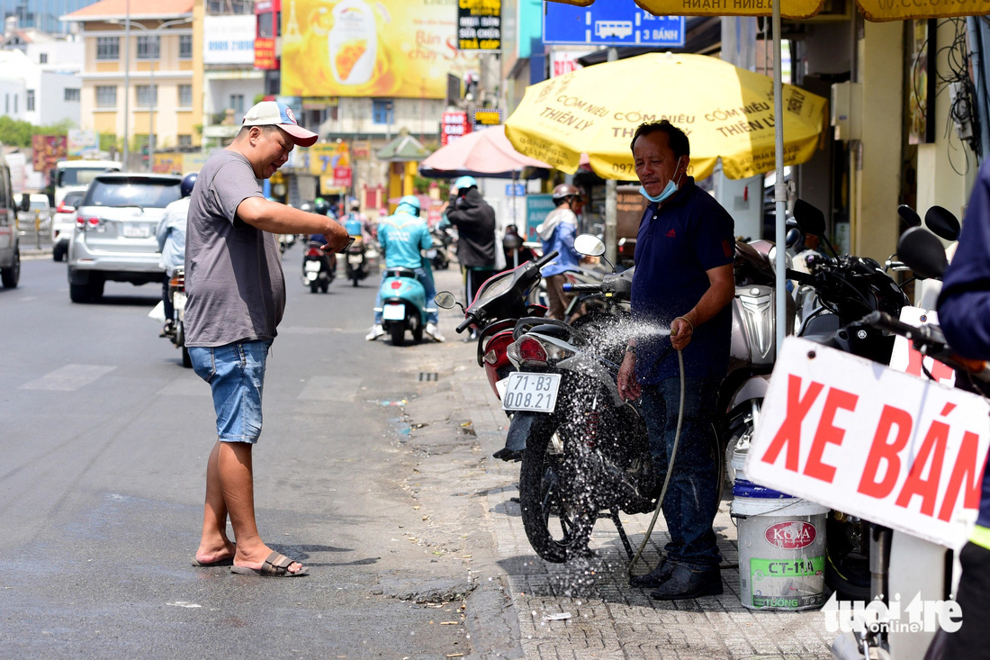 TP.HCM đang ở những ngày cao điểm nắng nóng, người dân dùng mọi cách để chống chọi với nó