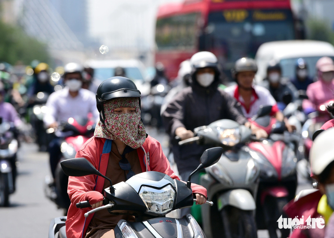 TP.HCM bước vào mùa khô, nhiệt độ ban ngày khoảng 40 độ C, với chỉ số UV luôn ở mức nguy hiểm