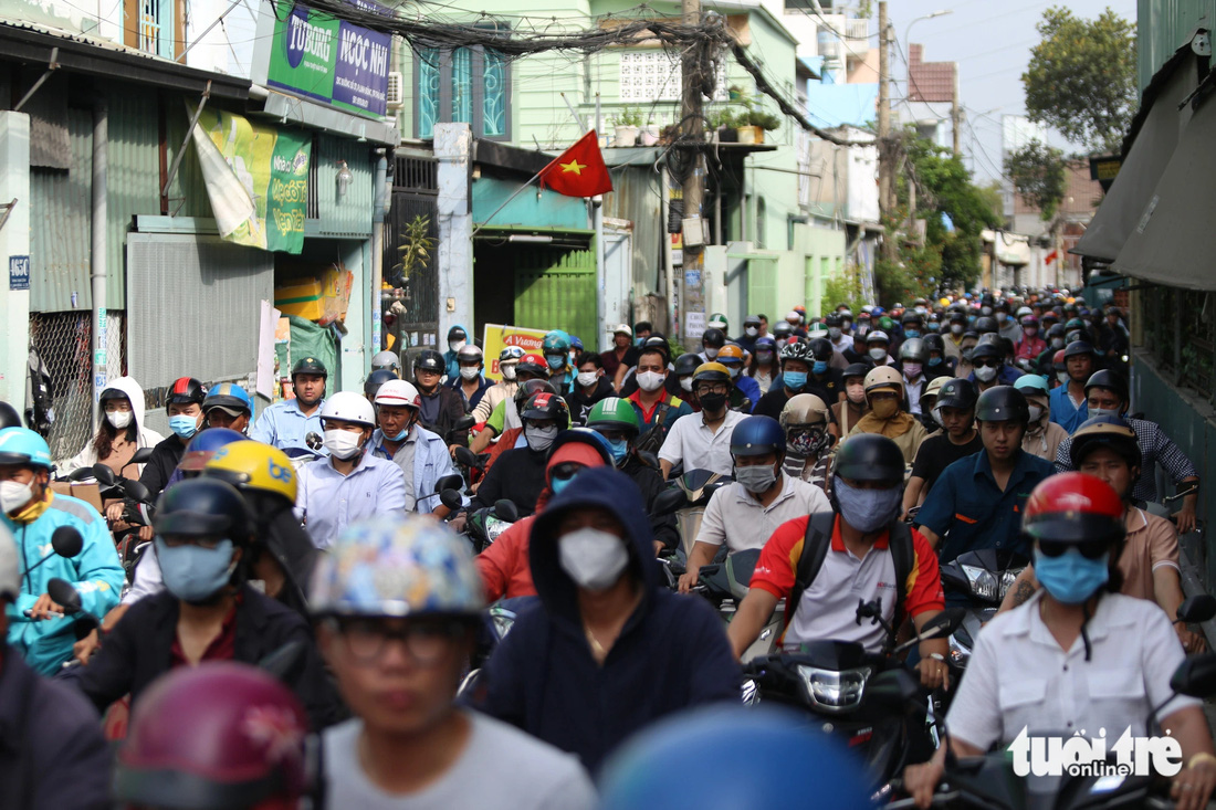 Đường 37 ngay giao lộ đường Kha Vạn Cân - đường số 2 cũng bị ảnh hưởng, người dân từ đường Phạm Văn Đồng đi vào bị kẹt xe kéo dài - Ảnh: MINH HÒA