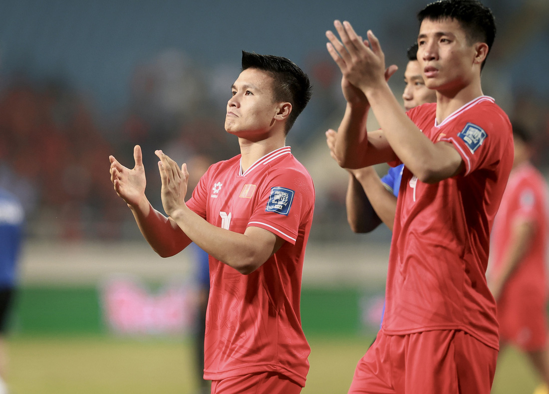Các cầu thủ Việt Nam cảm ơn người hâm mộ sau khi trận đấu với đội tuyển Indonesia kết thúc vào tối 26-3 - Ảnh: NGUYỄN KHÁNH