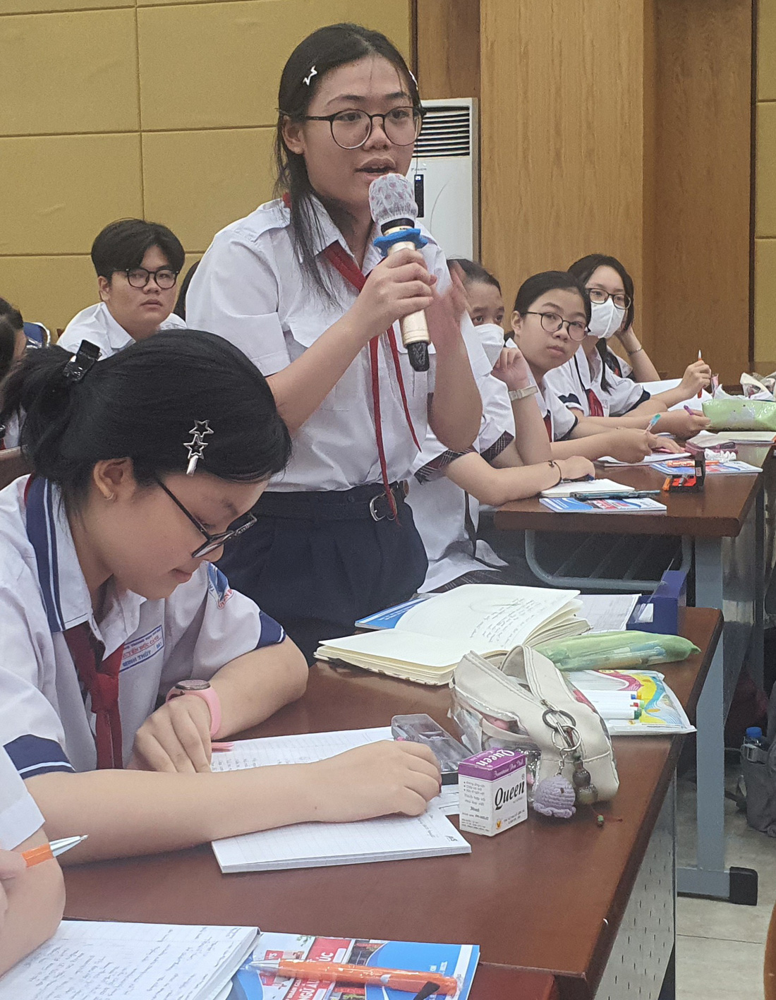 Thí sinh Trần Ngọc Thảo Vy, Trường THCS Lam Sơn, quận 6, đọc bài thơ do mình sáng tác tại phần trải nghiệm - Ảnh: H.HG