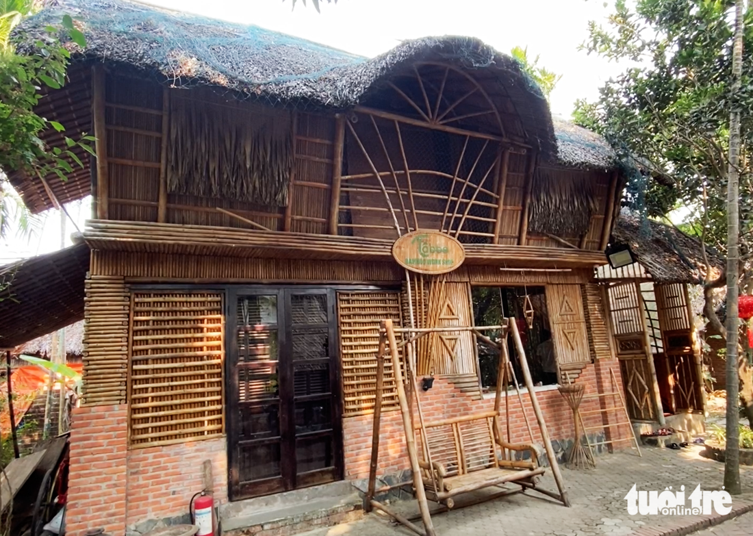 Ngôi nhà làm chỗ ở cho cả gia đình ông Võ Tấn Tân cũng được làm từ tre, lá dừa - Ảnh: B.D.