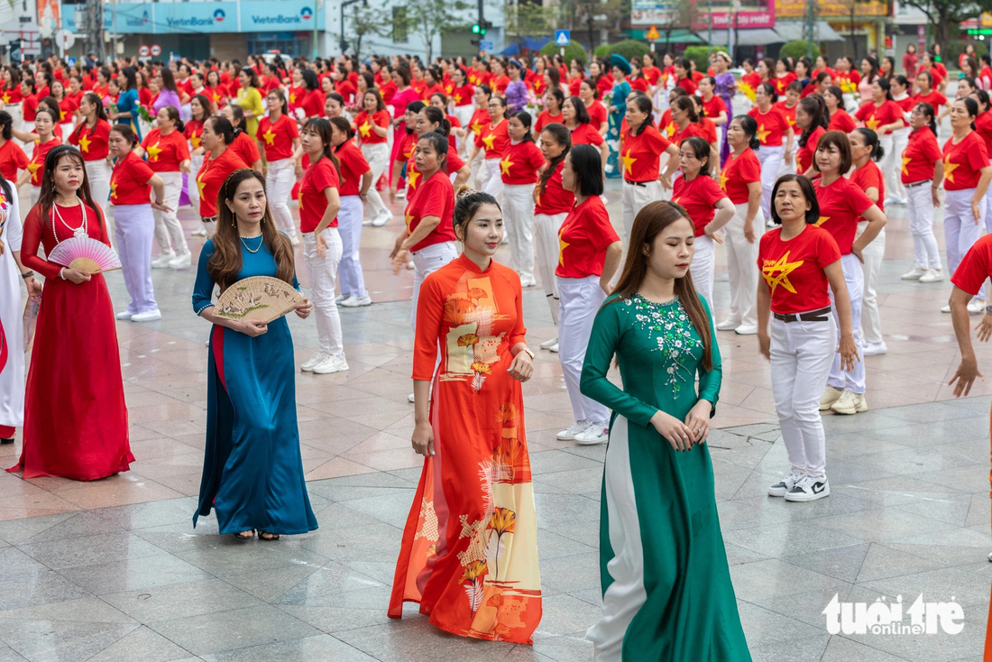 1.114 phụ nữ thành phố Đông Hà trình diễn dân vũ áo dài hưởng ứng Tuần lễ áo dài