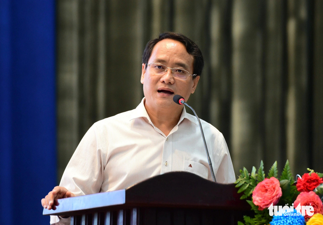 Ông Nguyễn Hoàng Nguyên - phó tổng biên tập báo Tuổi Trẻ - phát biểu tại lễ khai mạc Ngày hội tư vấn tuyển sinh - hướng nghiệp 2024 tại TP.HCM - Ảnh: DUYÊN PHAN