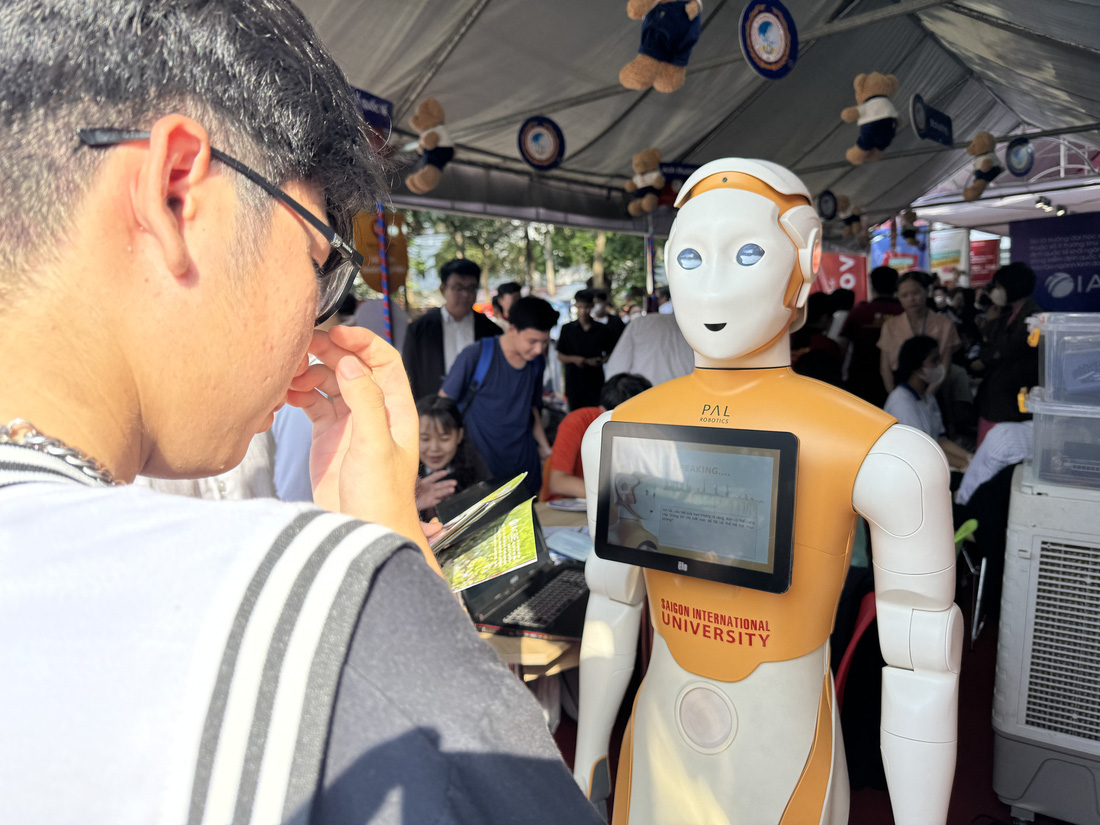 Robot sử dụng trí tuệ nhân tạo của Trường đại học Quốc tế Sài Gòn. Theo đại diện trường, phần cứng robot do đơn vị sản xuất thực hiện, trong khi phần mềm và việc huấn luyện robot do trường thực hiện. Robot sử dụng ChatGPT nên có thể trả lời các kiến thức phổ thông trong đời sống. Đối với các thông tin liên quan đến trường, trường đã thu thập thông tin, cung cấp và huấn luyện để robot giải đáp cho học sinh - Ảnh: MINH GIẢNG