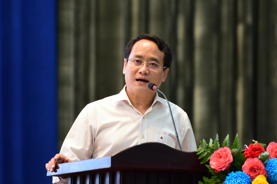 Ông Nguyễn Hoàng Nguyên - phó tổng biên tập báo Tuổi Trẻ - phát biểu tại lễ khai mạc Ngày hội tư vấn tuyển sinh - hướng nghiệp 2024 tại TP.HCM - Ảnh: DUYÊN PHAN