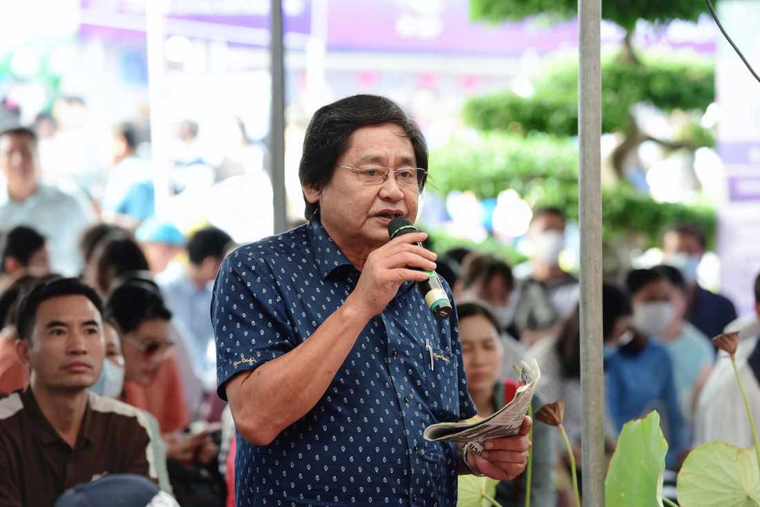Thầy Nguyễn Phúc Viễn - hiệu trưởng trường THPT Chợ Gạo (Tiền Giang) đặt câu hỏi đến ban tư vấn - Ảnh: DUYÊN PHAN