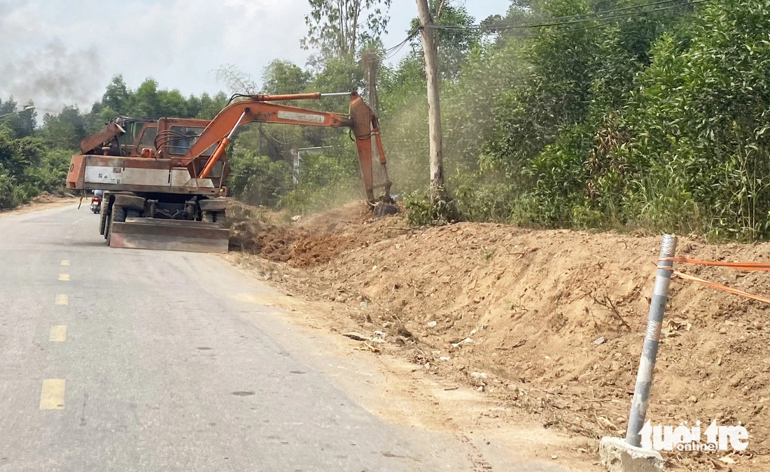 Múc đất, san gạt tạo mặt bằng - Ảnh: LÊ TRUNG