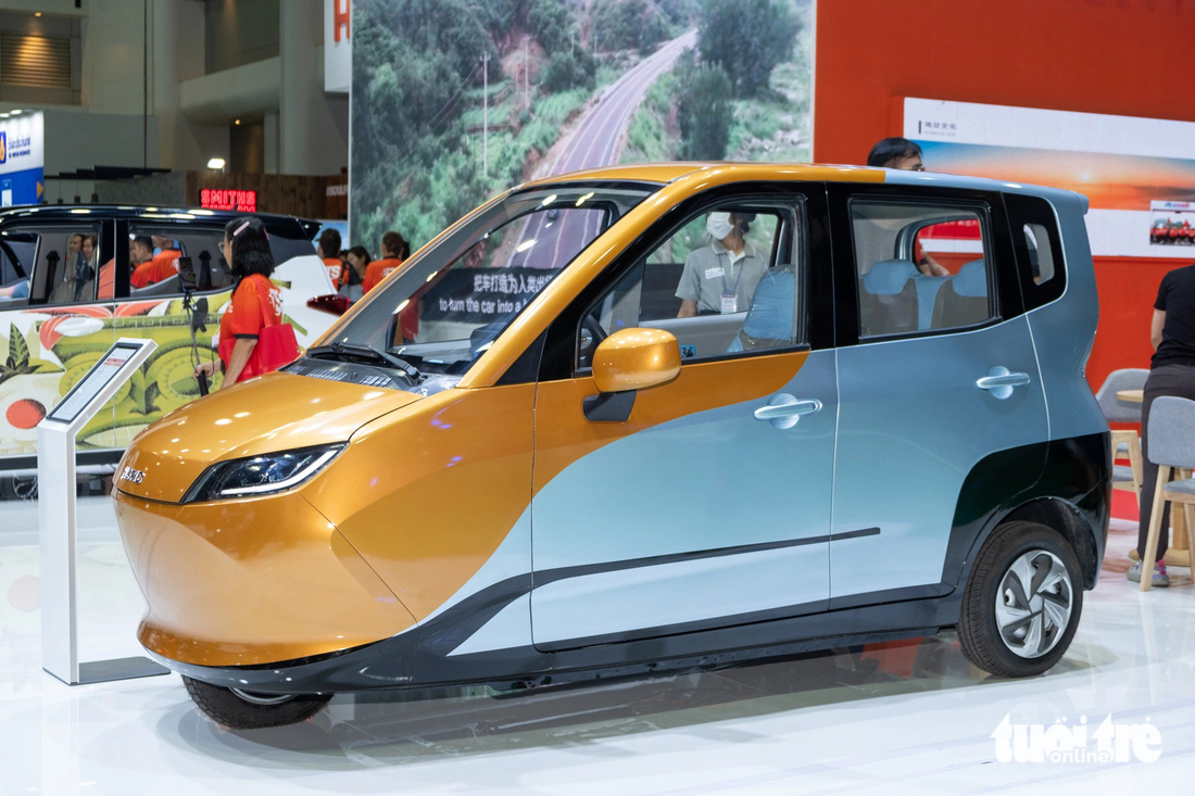 Trong khi đó, gian hàng của thương hiệu ô tô Trung Quốc Honri gây chú ý với mẫu ô tô 3 bánh. Đây là một mẫu ô tô điện đô thị chủ yếu phục vụ nhu cầu đi lại quãng gần.