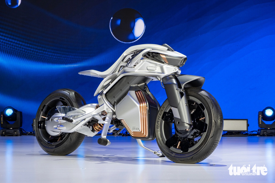 Yamaha MOTOROiD2 là mẫu xe máy có khả năng tự cân bằng với thiết kế tương lai. Hộp pin nằm ngay bên dưới yên và có thể xoay để tạo sự cân bằng hiệu quả cho toàn bộ chiếc xe.