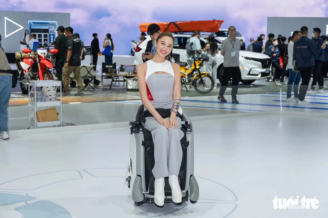 Ngoài ô tô, xe máy, Honda còn mang đến BIMS 2024 mẫu UNI-ONE. Đây là thiết bị di chuyển cá nhân có công nghệ tự cân bằng và các cảm biến, cho phép người dùng di chuyển theo bất kỳ hướng nào dựa trên chuyển động tư thế.