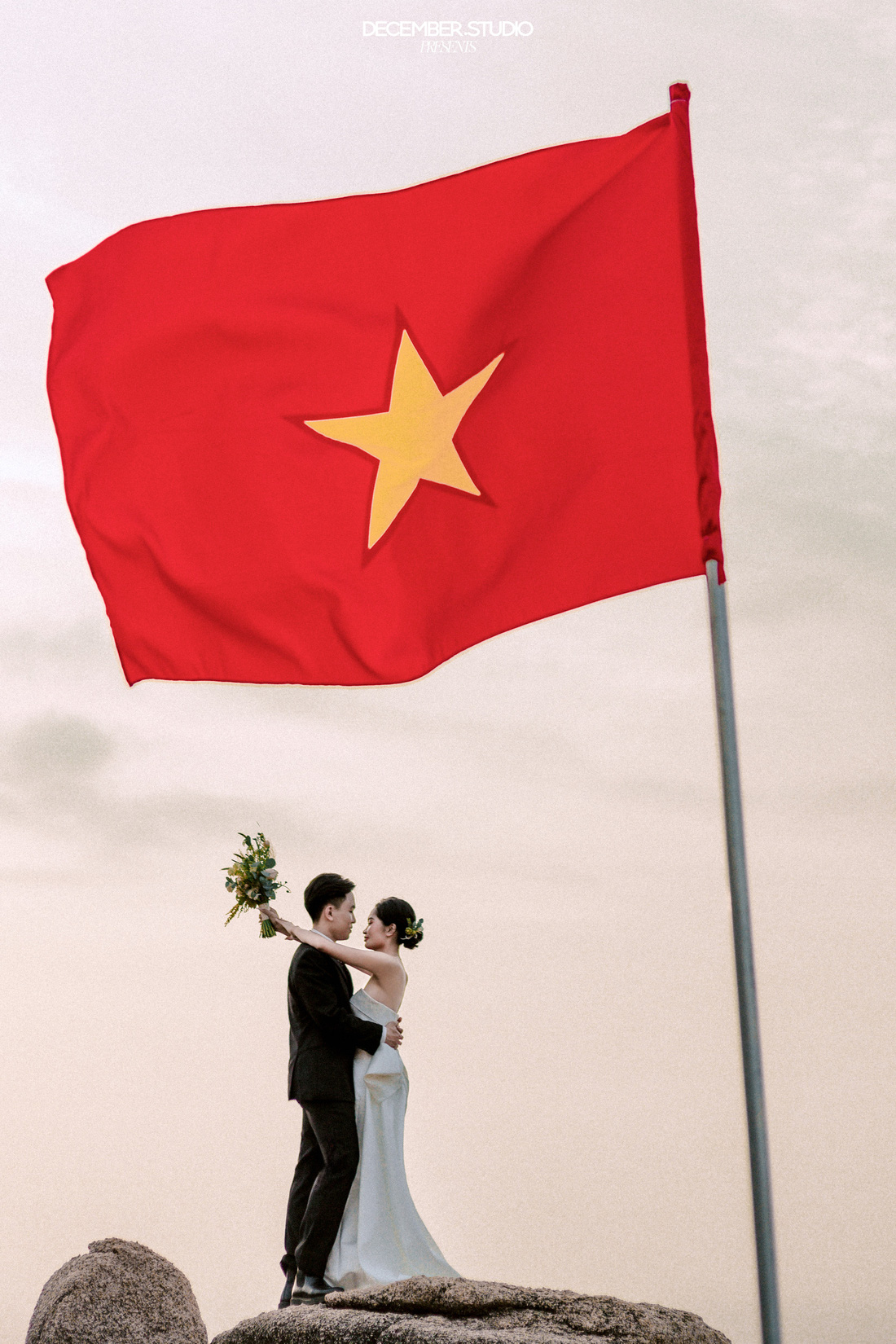 Màu cờ Tổ quốc bay phấp phới trong bộ ảnh cưới được chụp tại Phú Yên - Ảnh: NVCC