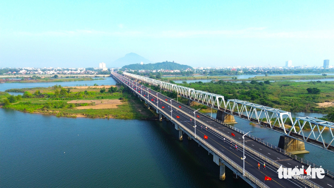 Vận động viên chạy qua cầu Đà Rằng, đây là cây cầu rất nổi tiếng ở Phú Yên 