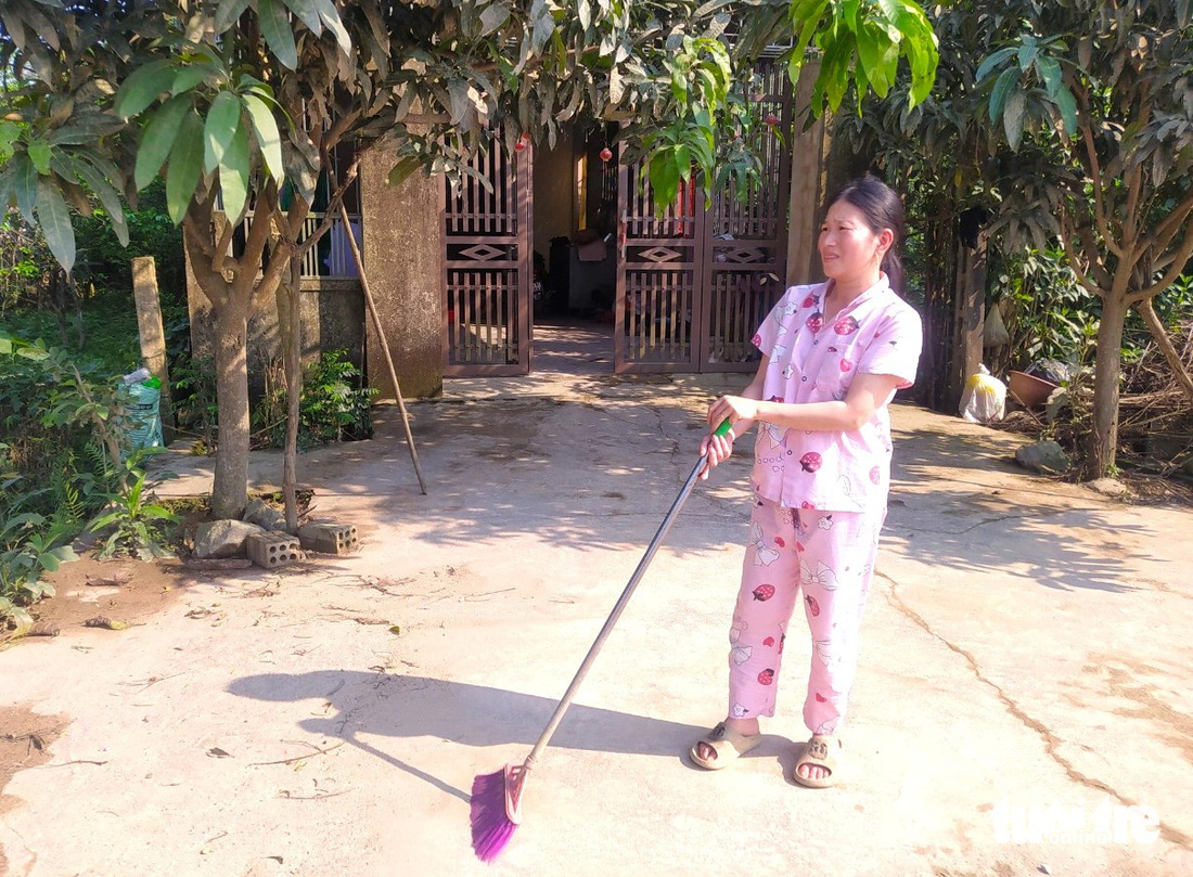 Bà Phạm Thị Sâm cho biết phải đóng cửa thường xuyên để tránh bụi bay vào nhà 