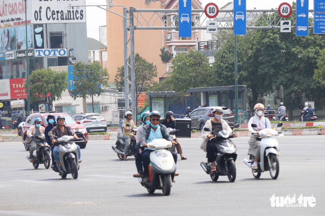Tại đường Phạm Văn Đồng (khúc giao với Kha Vạn Cân), xe cộ thưa thớt hơn ngày thường - Ảnh: KHẮC HIẾU