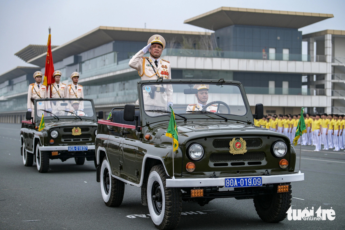 Đi đầu đội hình diễu binh là xe chỉ huy do Thiếu tướng Lê Văn Hà, phó tư lệnh, Bộ tư lệnh Cảnh sát cơ động (Bộ Công an)