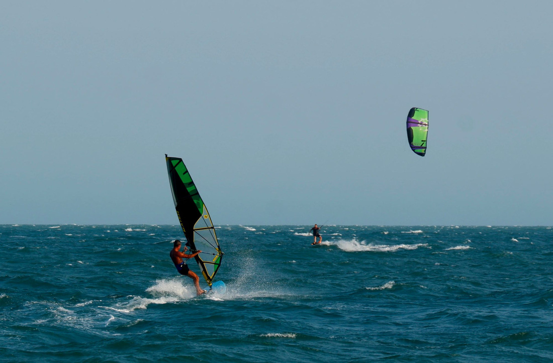 Trên lướt ván diều lượn, dưới lướt ván buồm là một trong những hình ảnh đặc trưng của biển Mũi Né - Ảnh: SƠN LÂM