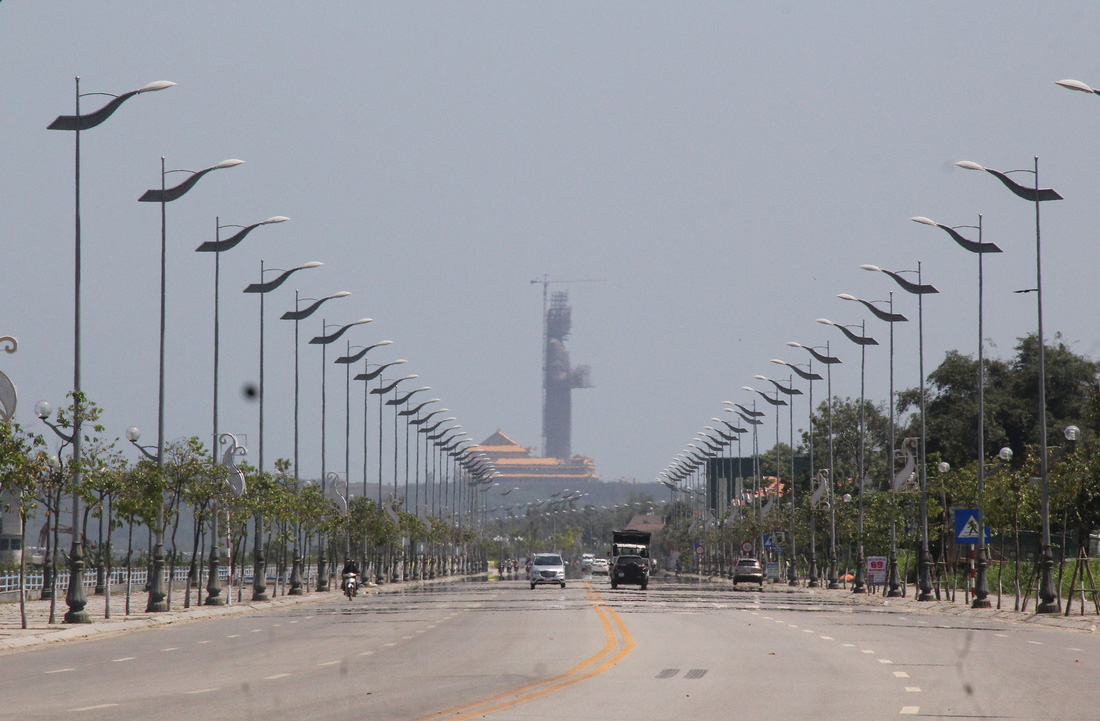 Đi trên đường Trường Sa, du khách dễ dàng nhìn thấy chùa Minh Đức và tượng Quan Âm cao nhất Đông Nam Á