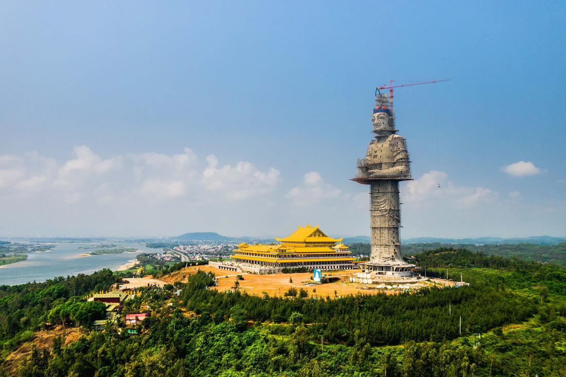 Toàn bộ khu văn hóa Thiên Mã nằm trên đỉnh núi Thiên Mã, một vị trí tuyệt đẹp để ngắm TP Quảng Ngãi